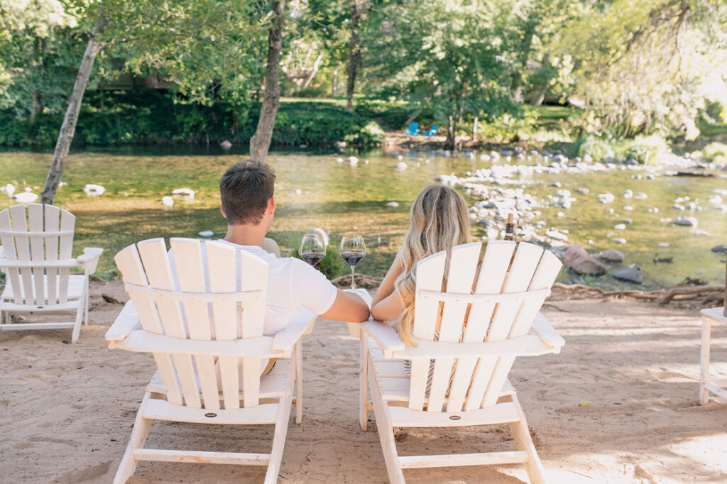 lauberge-river-couple-drinking-wine