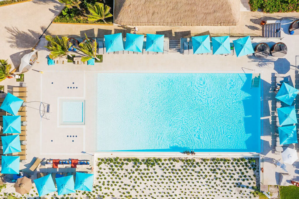 club-med-cancun-pool
