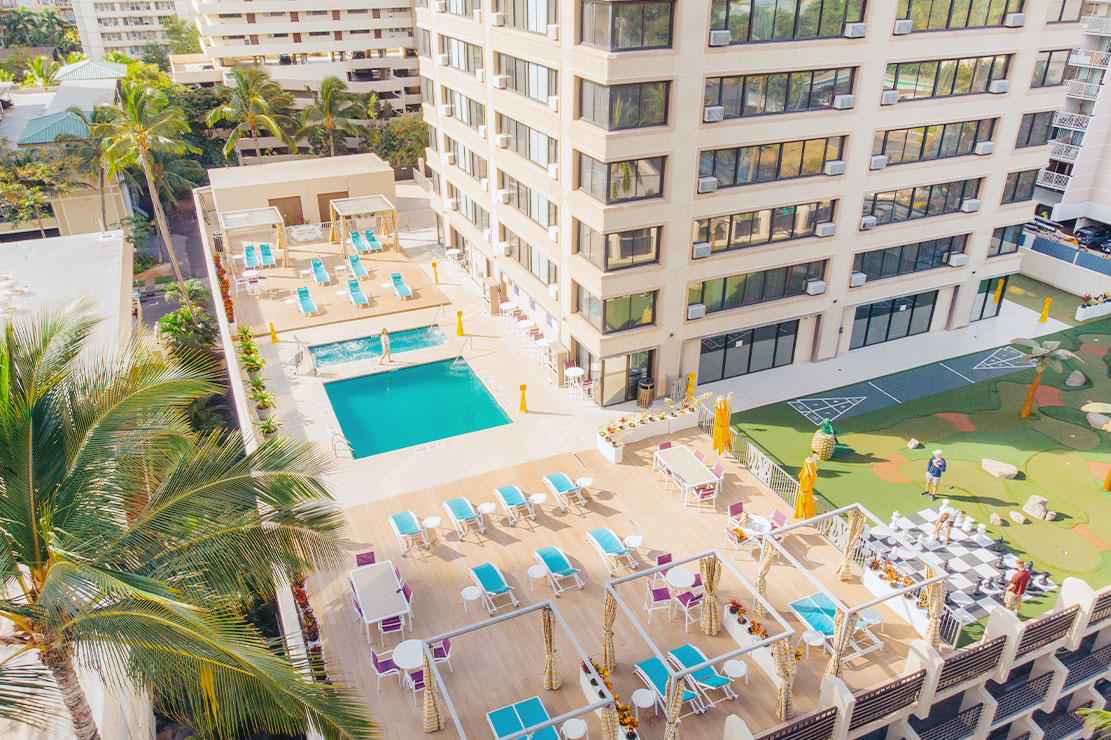 holiday-inn-waikiki-pool