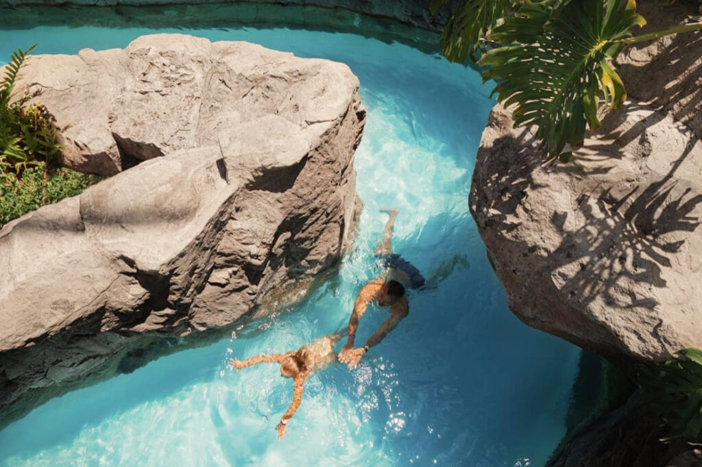 couple-at-lazy-river-wailea