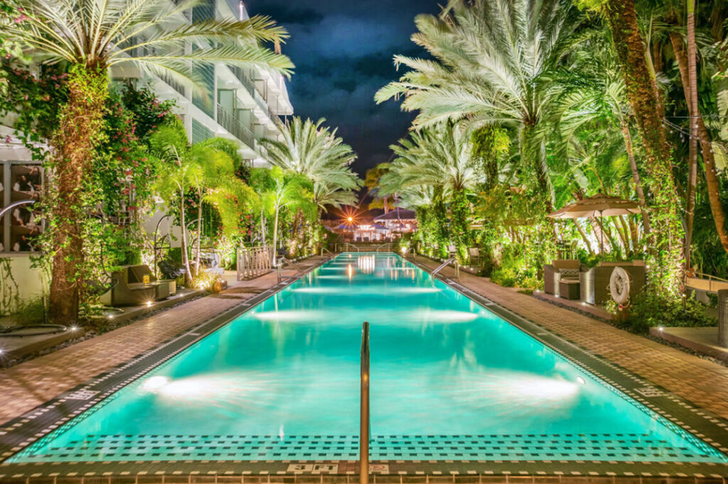 national-hotel-miami-infinity-pool-at-night