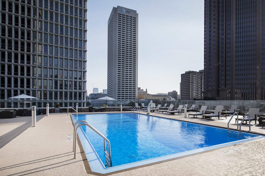 crowne-plaza-atlanta-midtown-rooftop-pool