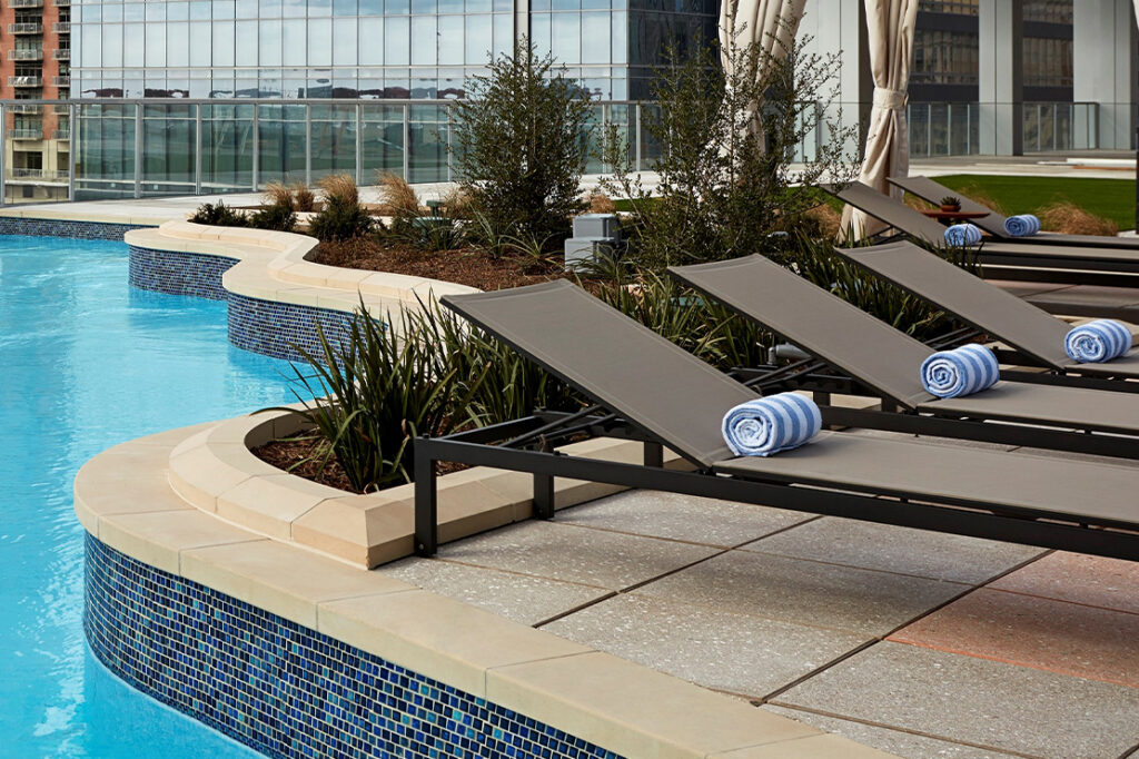 marriot-marquis-loungers-by-pool
