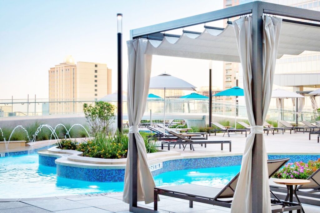 marriot-marquis-rooftop-pool