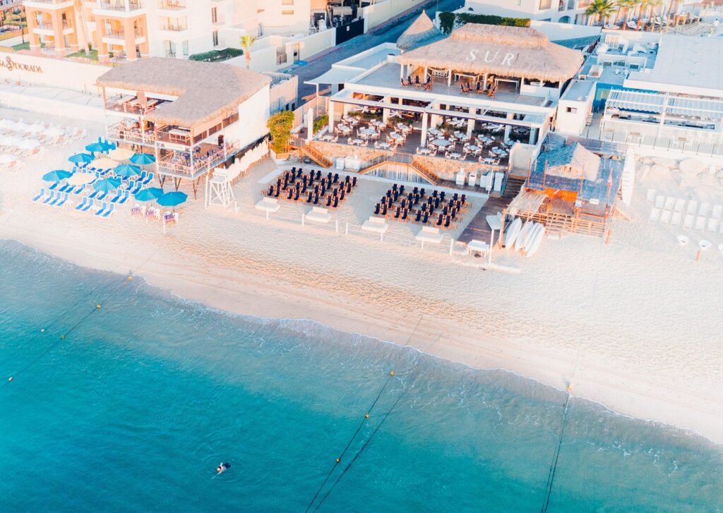 Vista aérea de Playa El Médano frente al Bahia Hotel & Beach House en Cabo San Lucas