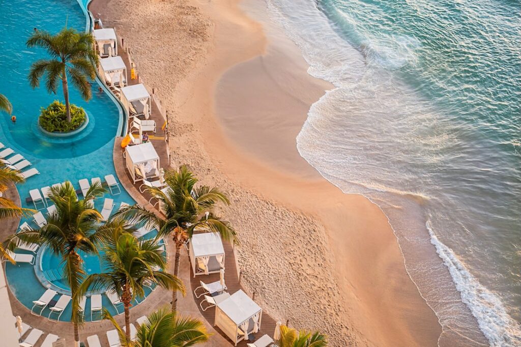 Vista aérea de la playa y las piscinas del Hilton Vallarta Riviera en Puerto Vallarta