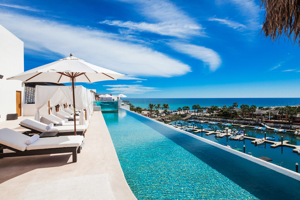 Piscina infinita con vistas al puerto deportivo en el Hotel El Ganzo, San José del Cabo