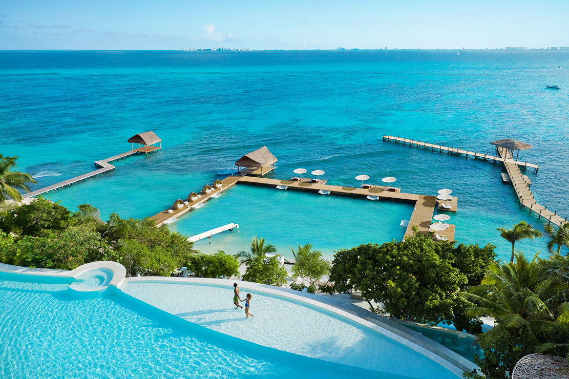 Piscina infinita frente al mar Caribe en Impression Isla Mujeres by Secrets