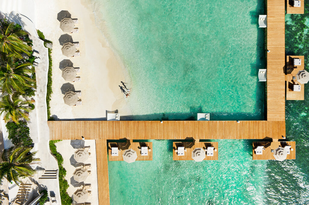 Vista aérea de la piscina de la azotea del Impression Isla Mujeres by Secrets